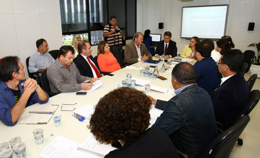 O Governo do Estado reafirmou o compromisso com a valorização do magistério estadual e propôs nesta quinta-feira (24/04) uma compensação financeira pelos 3,33% de hora-atividade, principal item da pauta do sindicato da categoria para organizar a greve que afeta parte das escolas estaduais.