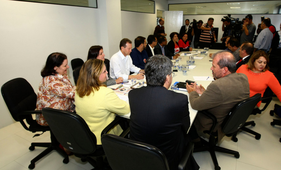 O Governo do Estado reafirmou o compromisso com a valorização do magistério estadual e propôs nesta quinta-feira (24/04) uma compensação financeira pelos 3,33% de hora-atividade, principal item da pauta do sindicato da categoria para organizar a greve que afeta parte das escolas estaduais.