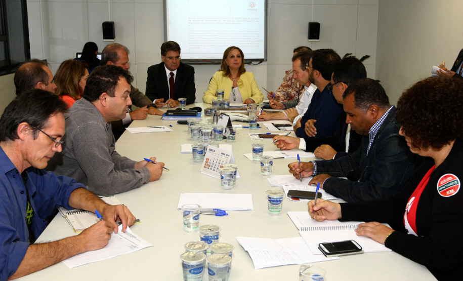 O Governo do Estado reafirmou o compromisso com a valorização do magistério estadual e propôs nesta quinta-feira (24/04) uma compensação financeira pelos 3,33% de hora-atividade, principal item da pauta do sindicato da categoria para organizar a greve que afeta parte das escolas estaduais.