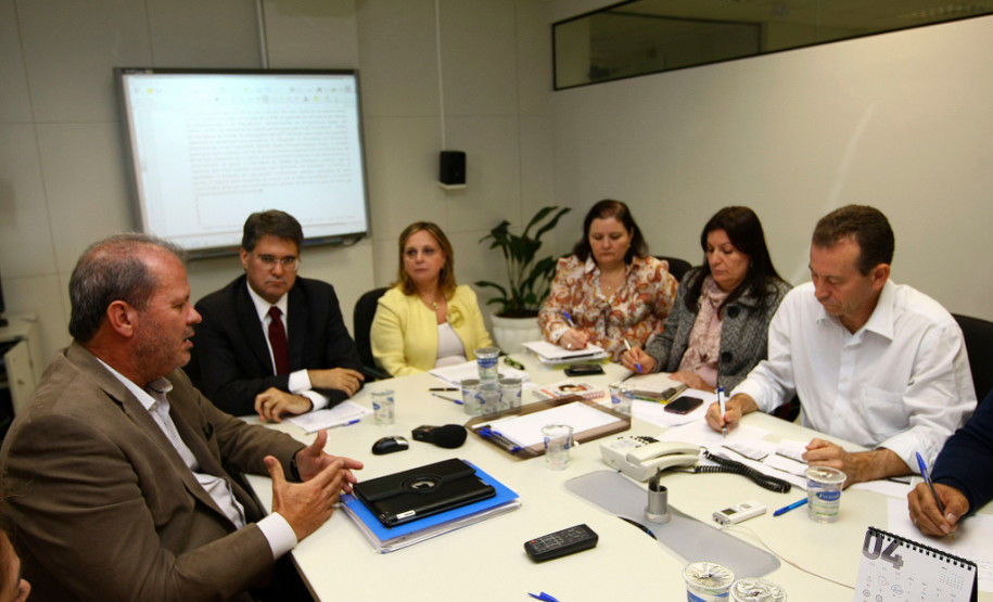 O Governo do Estado reafirmou o compromisso com a valorização do magistério estadual e propôs nesta quinta-feira (24/04) uma compensação financeira pelos 3,33% de hora-atividade, principal item da pauta do sindicato da categoria para organizar a greve que afeta parte das escolas estaduais.