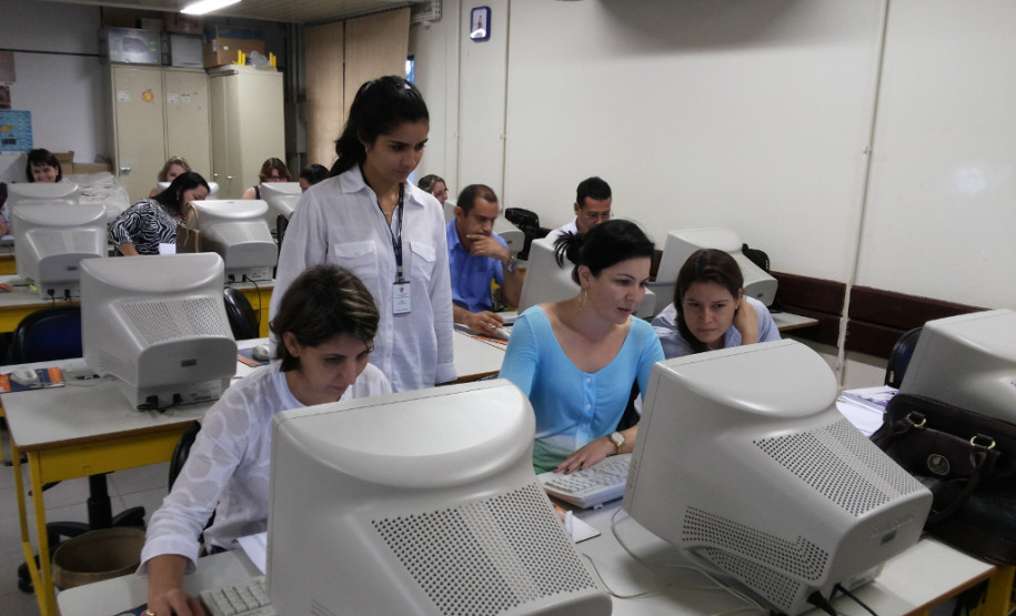 Professores do PDE tem curso de formação tecnológica Cerca de 2 mil professores da nova turma do Programa de Desenvolvimento Educacional (PDE) estão participando de curso nos 32 Núcleos.