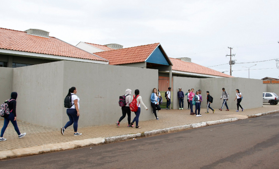 Levantamento feito pelos 32 Núcleos Regionais de Educação (NREs) do Paraná mostra que apenas 11,82% das escolas estaduais paralisaram totalmente as atividades nesta sexta-feira (25). Cerca de 18% dos colégios funcionaram normalmente, enquanto 70% das unidades da rede estadual tiveram atendimento parcial.