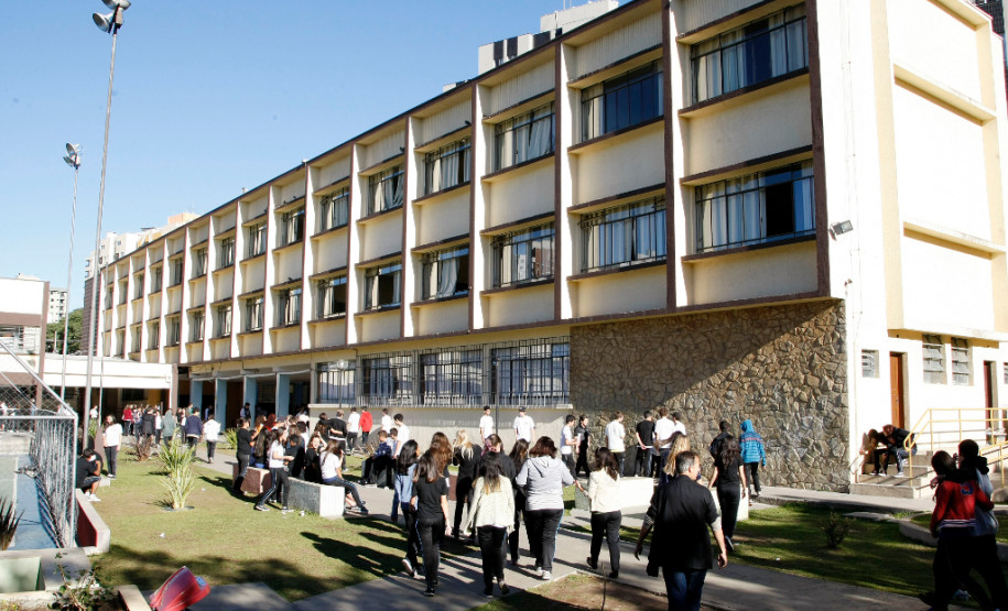Levantamento feito em todo o Paraná registra leve redução no número de adesões totais e parciais à paralisação na rede estadual de educação.