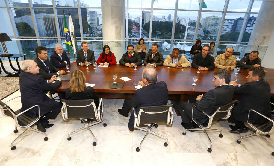 Governador Beto Richa, acompanhado pelo, Secretário da Educação, Paulo Schmidt, Secretária de Administração e Previdência, Dinorah Nogara, Secretário Chefe de Gabinete, Deonilson Roldo, Secretário de Finanças, Luiz Eduardo Sebastiani, Deputados, Professor Lemos, Valdir Rossoni e Ademar Traiano, recebe para reunião no Gabinete do Palácio Iguaçu a Diretoria do APP-Sindicato.Curitiba, 28/04/2014.
