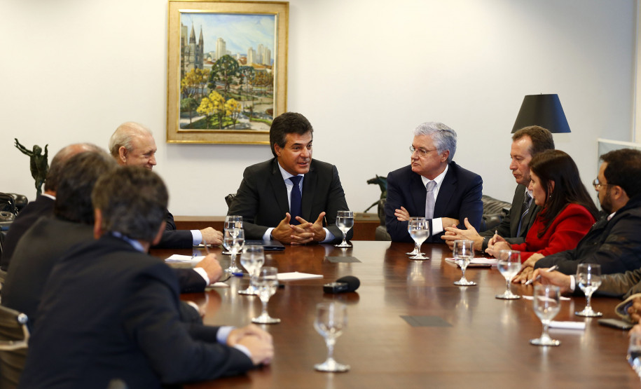Governador Beto Richa, acompanhado pelo, Secretário da Educação, Paulo Schmidt, Secretária de Administração e Previdência, Dinorah Nogara, Secretário Chefe de Gabinete, Deonilson Roldo, Secretário de Finanças, Luiz Eduardo Sebastiani, Deputados, Professor Lemos, Valdir Rossoni e Ademar Traiano, recebe para reunião no Gabinete do Palácio Iguaçu a Diretoria do APP-Sindicato.Curitiba, 28/04/2014.