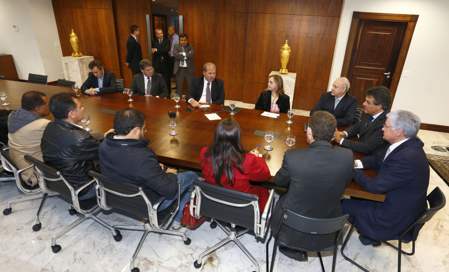 Governador Beto Richa, acompanhado pelo, Secretário da Educação, Paulo Schmidt, Secretária de Administração e Previdência, Dinorah Nogara, Secretário Chefe de Gabinete, Deonilson Roldo, Secretário de Finanças, Luiz Eduardo Sebastiani, Deputados, Professor Lemos, Valdir Rossoni e Ademar Traiano, recebe para reunião no Gabinete do Palácio Iguaçu a Diretoria do APP-Sindicato.Curitiba, 28/04/2014.