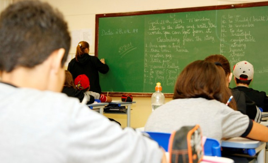 Representantes dos professores do Paraná aprovaram nesta terça-feira (29) as propostas do Governo do Estado e decretaram o fim da paralisação das aulas nas escolas estaduais, que durou cinco dias. Com a decisão da Assembleia, as aulas devem ser inicadas nesta quarta-feira (29), em todas as escolas da rede estadual do Paraná.