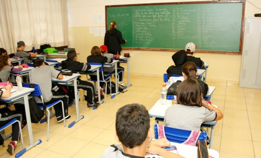 Representantes dos professores do Paraná aprovaram nesta terça-feira (29) as propostas do Governo do Estado e decretaram o fim da paralisação das aulas nas escolas estaduais, que durou cinco dias. Com a decisão da Assembleia, as aulas devem ser inicadas nesta quarta-feira (29), em todas as escolas da rede estadual do Paraná.