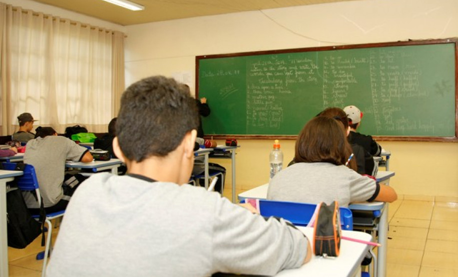 Representantes dos professores do Paraná aprovaram nesta terça-feira (29) as propostas do Governo do Estado e decretaram o fim da paralisação das aulas nas escolas estaduais, que durou cinco dias. Com a decisão da Assembleia, as aulas devem ser inicadas nesta quarta-feira (29), em todas as escolas da rede estadual do Paraná.