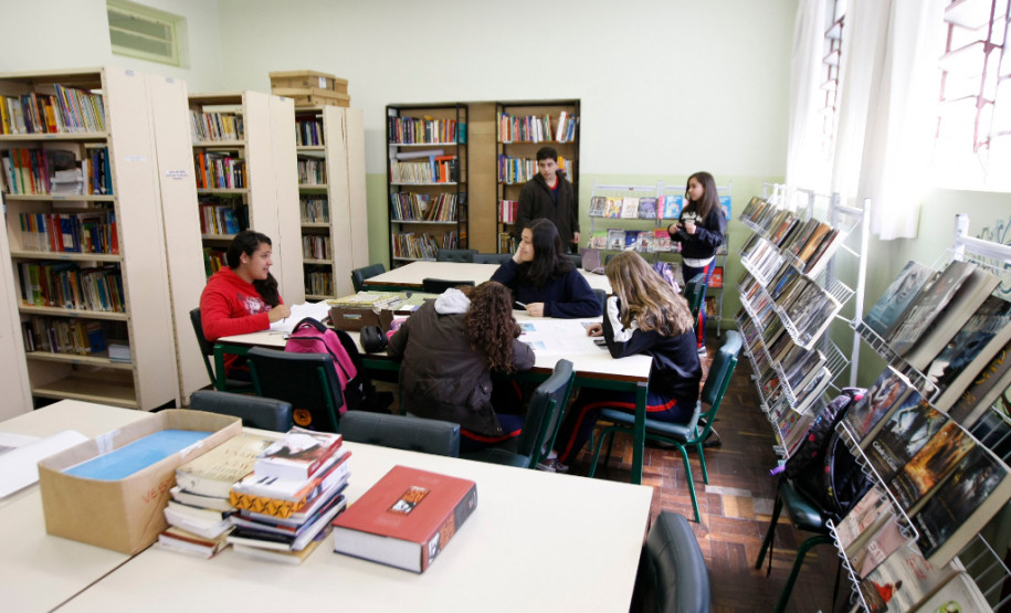A Secretaria de Estado da Educação do Paraná informa que as escolas interessadas podem usar esta sexta-feira (2) para a reposição das aulas dos dias parados em função da paralisação do Sindicato dos Professores.