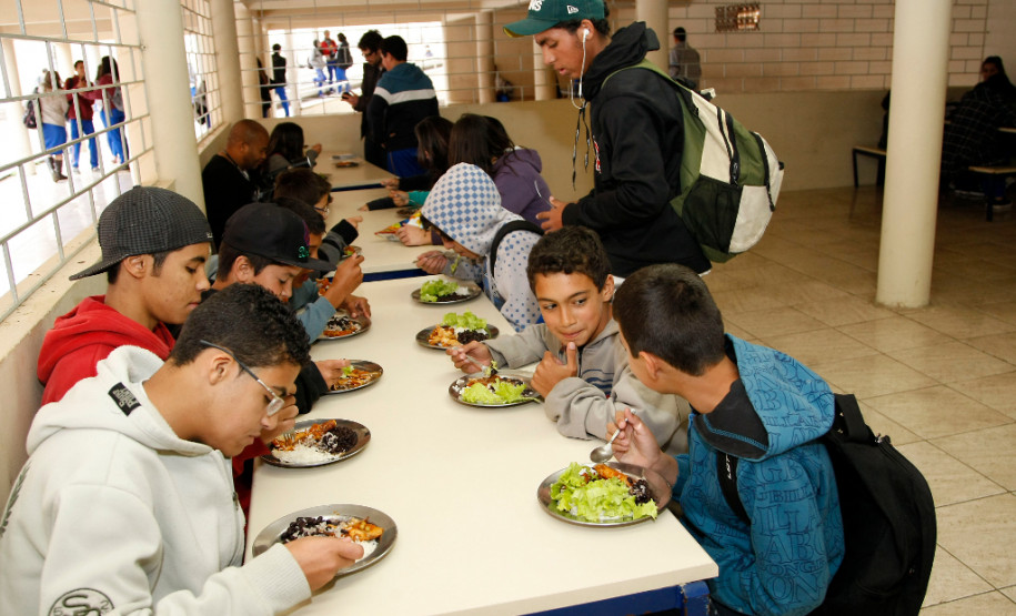 A Secretaria de Estado da Educação do Paraná informa que as escolas interessadas podem usar esta sexta-feira (2) para a reposição das aulas dos dias parados em função da paralisação do Sindicato dos Professores.