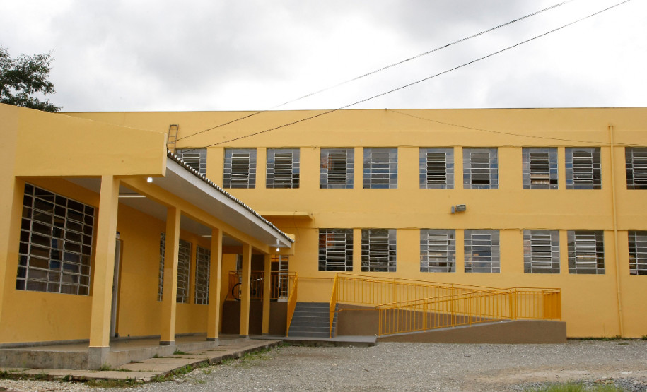Colégio Estadual Julio Szymanski, em Araucária. 16-04-14.