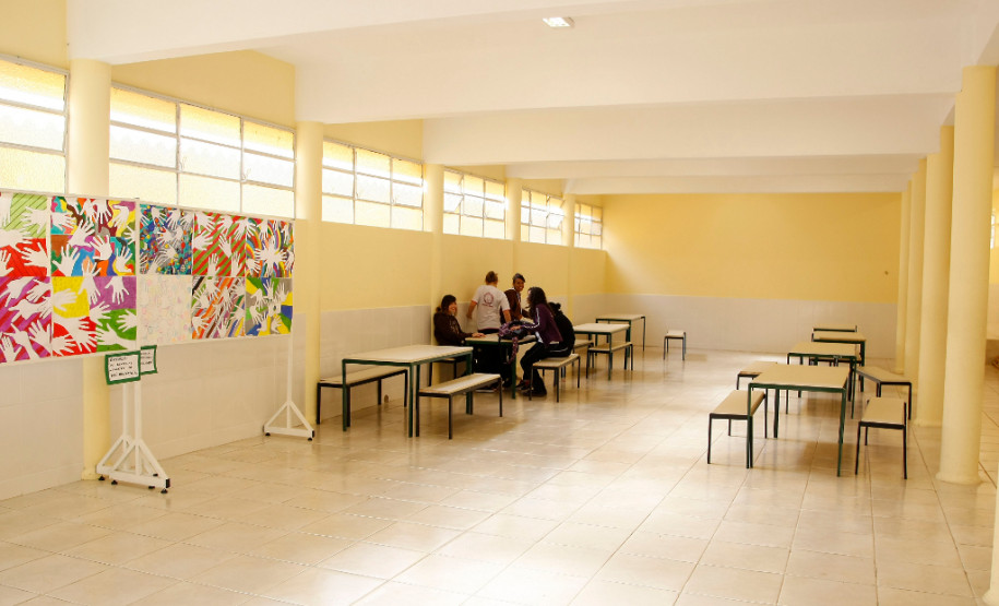 Colégio Estadual Julio Szymanski, em Araucária. 16-04-14.