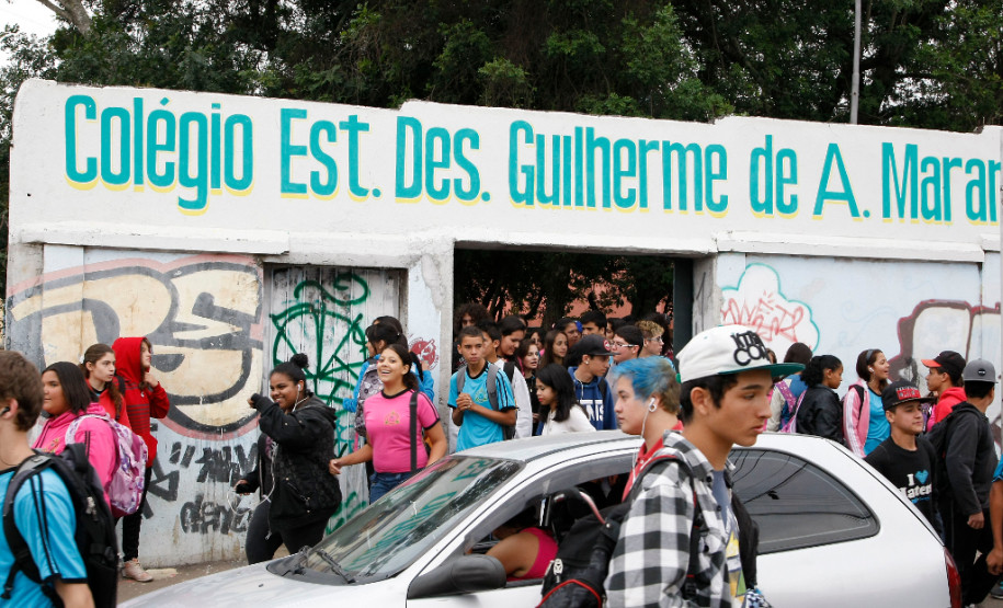 Colégio Estadual Desembargador Guilherme de Albuquerque Maranhão, Curitiba, alunos voltam as aulas depois da paralisação do Sindicato dos Professores. 05-05-14.