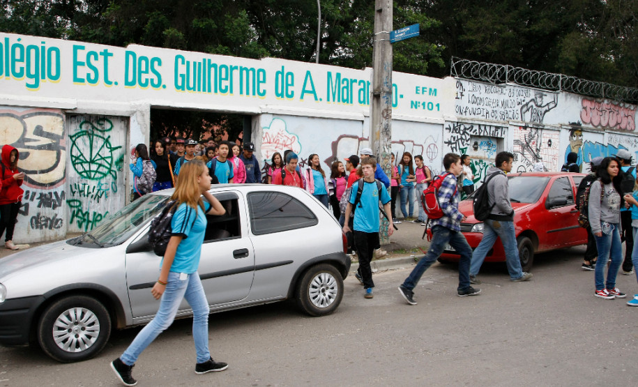 Colégio Estadual Desembargador Guilherme de Albuquerque Maranhão, Curitiba, alunos voltam as aulas depois da paralisação do Sindicato dos Professores. 05-05-14.