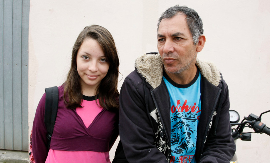 Colégio Estadual Desembargador Guilherme de Albuquerque Maranhão, Curitiba, alunos voltam as aulas depois da paralisação do Sindicato dos Professores, na foto Antunes de Lima e a filha Ana Alice de Lima. 05-05-14.