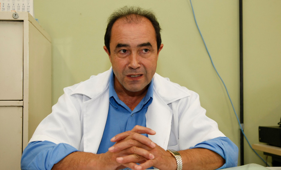 Colégio Estadual Desembargador Guilherme de Albuquerque Maranhão, Curitiba, alunos voltam as aulas depois da paralisação do Sindicato dos Professores, na foto o Diretor Antonio Mendes de Melo Osvaldo. 05-05-14.