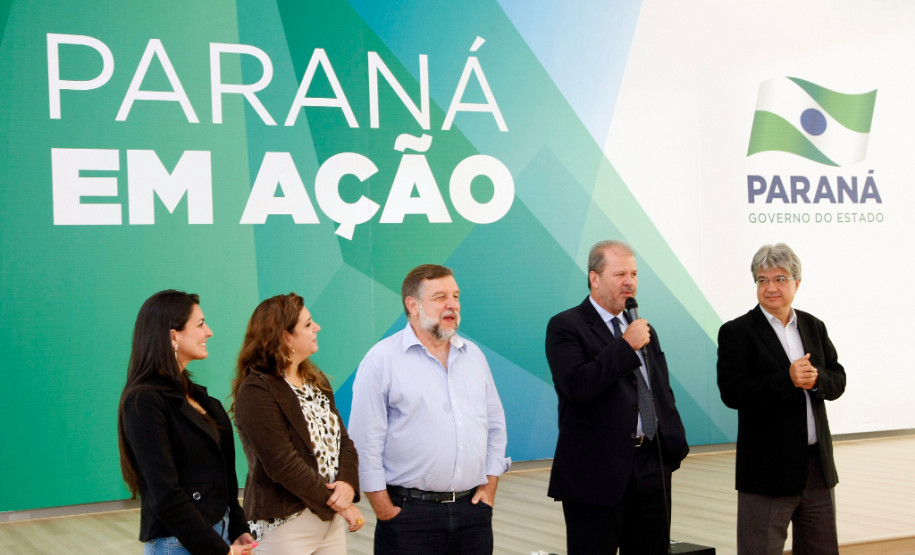 Diretores das escolas estaduais da região de Pitanga estiveram nesta terça-feira (6) no Palácio Iguaçu para discutir investimentos e os desafios da educação. Os 48 gestores foram recebidos pelo vice-governador, Flávio Arns, e pelo secretário da Educação Paulo Schmidt.