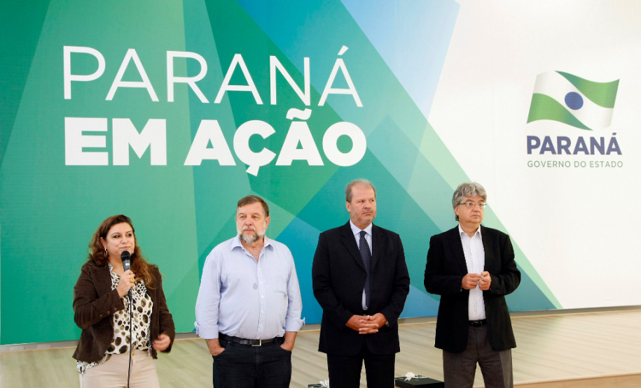 Diretores das escolas estaduais da região de Pitanga estiveram nesta terça-feira (6) no Palácio Iguaçu para discutir investimentos e os desafios da educação. Os 48 gestores foram recebidos pelo vice-governador, Flávio Arns, e pelo secretário da Educação Paulo Schmidt.
