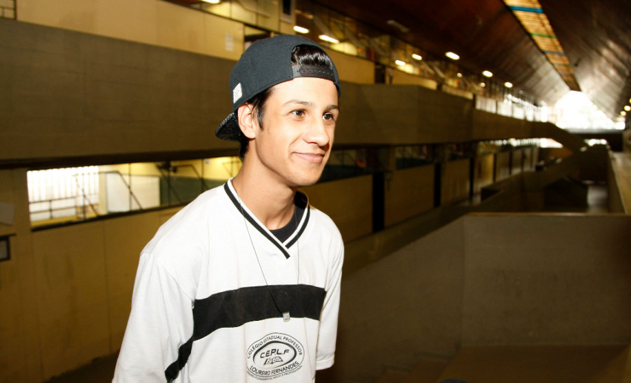 Obras de ampliação no Colegio Estadual Loureiro Fernandes, na foto o aluno Lohan Tavares de Lima. 06-05-14.