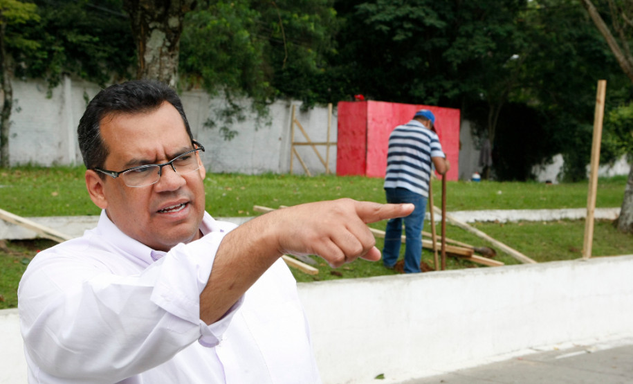 Obras de ampliação no Colegio Estadual Loureiro Fernandes, na foto o diretor Milton Costa. 06-05-14.
