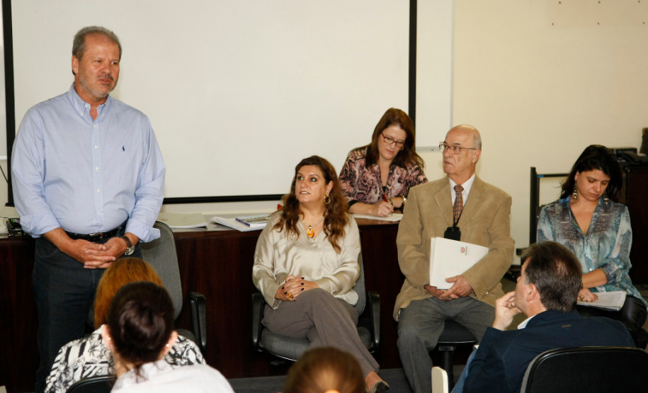 Integrantes do Fórum de Apoio à Formação Docente do Paraná defenderam mais autonomia para as universidades estaduais na oferta de cursos de formação continuada. 07-05-14.