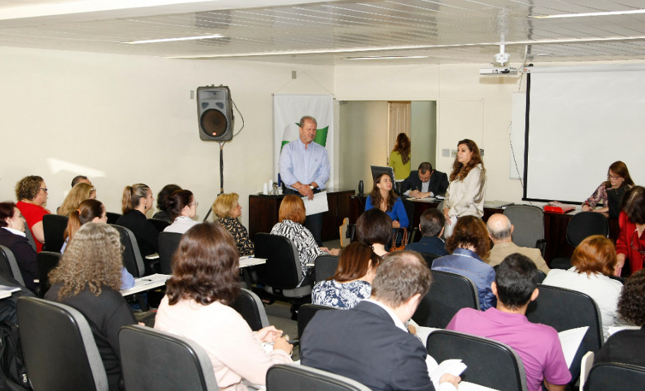 Integrantes do Fórum de Apoio à Formação Docente do Paraná defenderam mais autonomia para as universidades estaduais na oferta de cursos de formação continuada. 07-05-14.