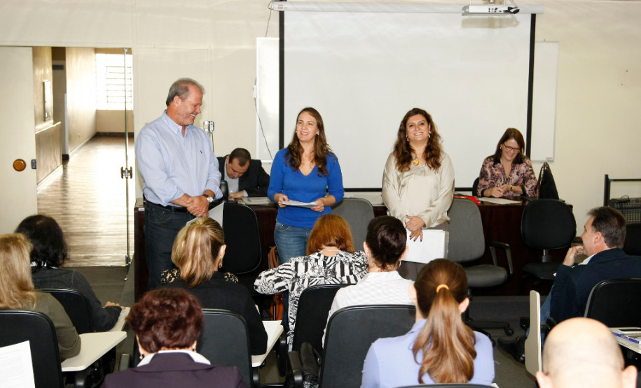 Integrantes do Fórum de Apoio à Formação Docente do Paraná defenderam mais autonomia para as universidades estaduais na oferta de cursos de formação continuada. 07-05-14.