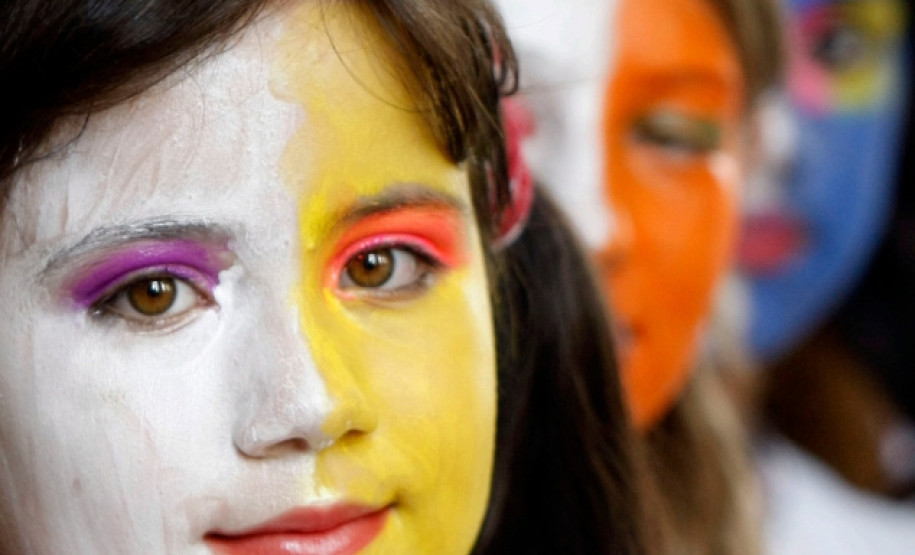Nova edição destaca as atividades de profissionais da rede estadual de educação em Tomazina, Rio Negro, Londrina e Foz do Iguaçu.