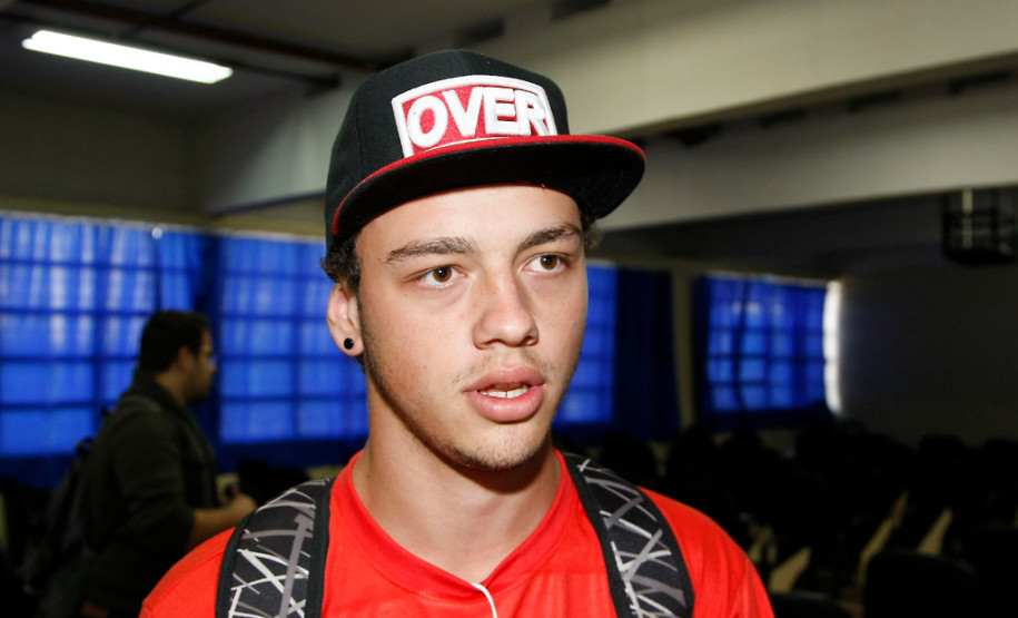 Palestras no CEEP Curitiba para alunos do último ano sobre empregos, na foto o aluno Lucas Vinicius. 08-05-14.