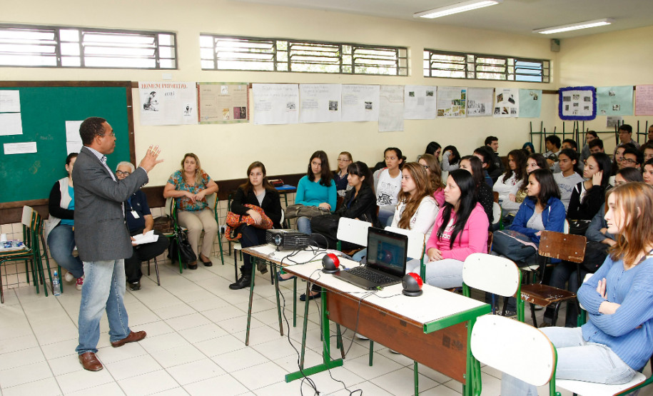 Palestras no CEEP Curitiba para alunos do último ano sobre empregos. 08-05-14.