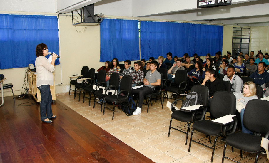 Palestras no CEEP Curitiba para alunos do último ano sobre empregos. 08-05-14.