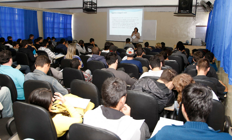 Palestras no CEEP Curitiba para alunos do último ano sobre empregos. 08-05-14.
