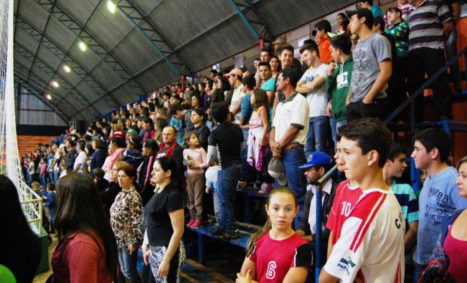 Com mais de 4 mil participantes, a fase regional curitibana é a mais concentrada do Estado e com o maior número de alunos e professores. Na foto, abertura dos jogos em Candói.