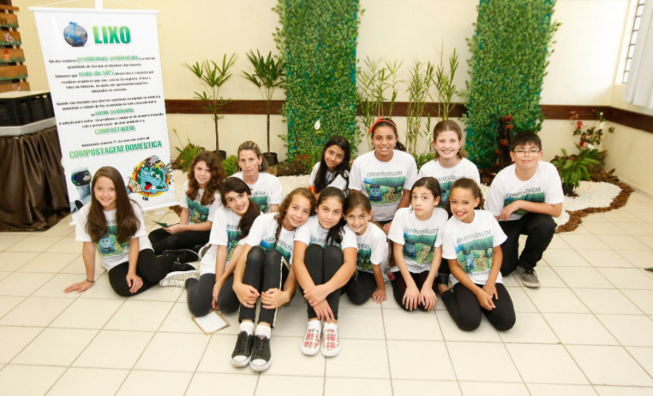 Colégio Estadual Olindamir Merlin Claudino, professora Giovana Aparecida Pereira Bento realiza projeto "Vermicompostagem: raspas e restos fazem a diferença”.  08-05-14.