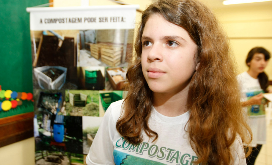 Colégio Estadual Olindamir Merlin Claudino, professora Giovana Aparecida Pereira Bento realiza projeto "Vermicompostagem: raspas e restos fazem a diferença”, na foto a aluna Isabele Camile. 08-05-14.
