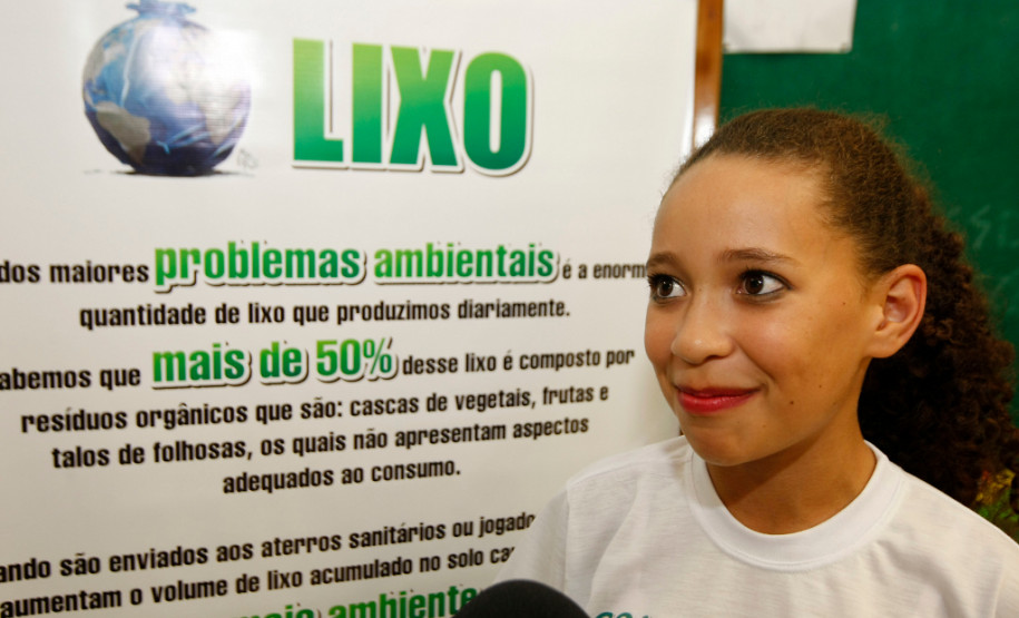 Colégio Estadual Olindamir Merlin Claudino, professora Giovana Aparecida Pereira Bento realiza projeto "Vermicompostagem: raspas e restos fazem a diferença”, aluna Bianca Leticia Santos. 08-05-14.