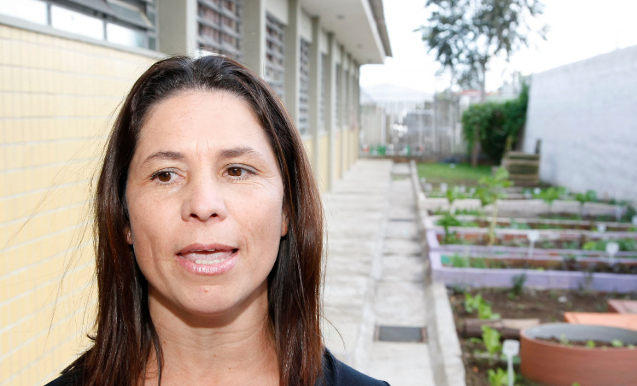 Colégio Estadual Olindamir Merlin Claudino, professora Giovana Aparecida Pereira Bento realiza projeto "Vermicompostagem: raspas e restos fazem a diferença”, na foto a mae de aluna Selma de Oliveira de Lara. 08-05-14.