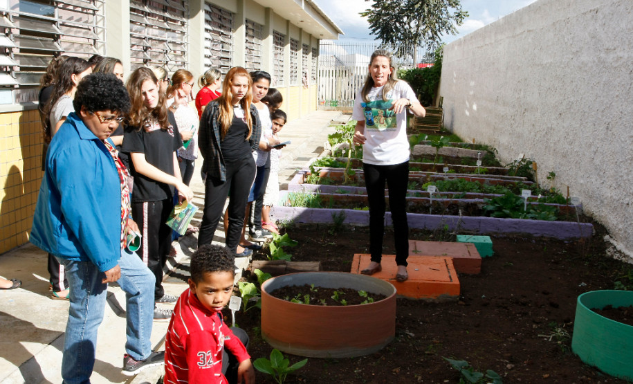 Colégio Estadual Olindamir Merlin Claudino, professora Giovana Aparecida Pereira Bento realiza projeto "Vermicompostagem: raspas e restos fazem a diferença”. 08-05-14.
