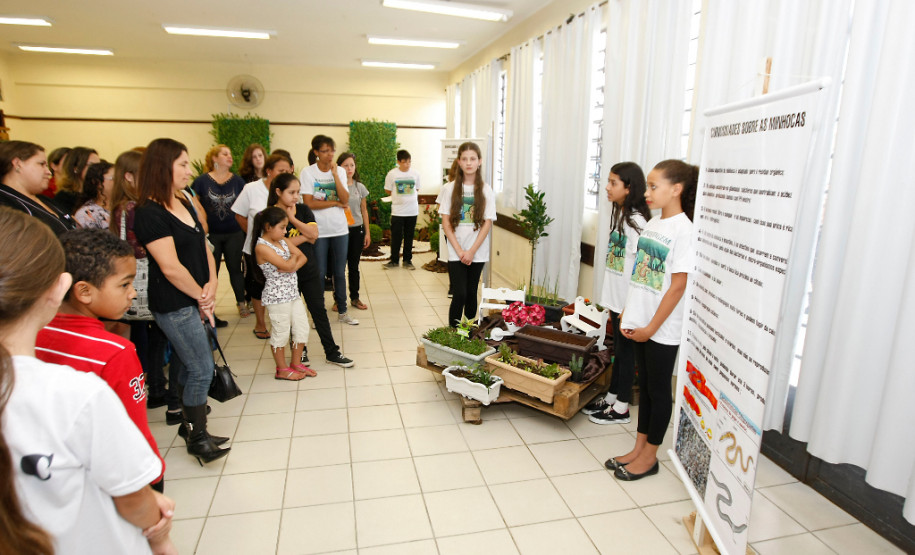 Colégio Estadual Olindamir Merlin Claudino, professora Giovana Aparecida Pereira Bento realiza projeto "Vermicompostagem: raspas e restos fazem a diferença”. 08-05-14.