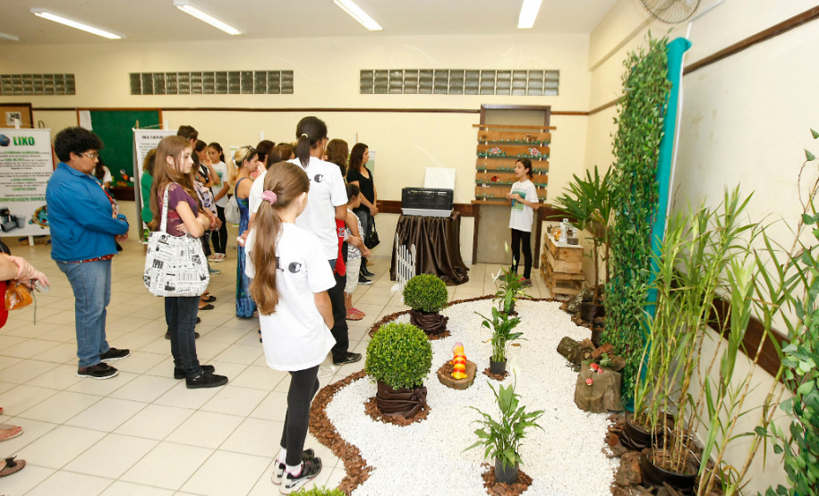 Colégio Estadual Olindamir Merlin Claudino, professora Giovana Aparecida Pereira Bento realiza projeto "Vermicompostagem: raspas e restos fazem a diferença”. 08-05-14