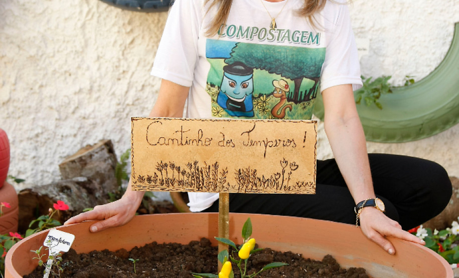 Colégio Estadual Olindamir Merlin Claudino, professora Giovana Aparecida Pereira Bento realiza projeto "Vermicompostagem: raspas e restos fazem a diferença”. 08-05-14. Foto: Hedeson Alves