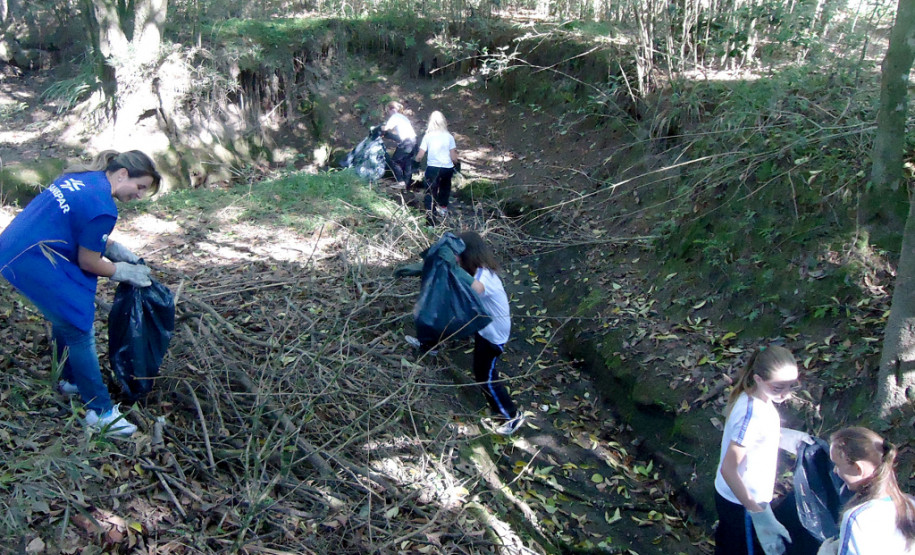 Escolas do Paraná participam de projeto Sustentabilidade: Da escola ao rio. Na foto, alunos de Mallet.