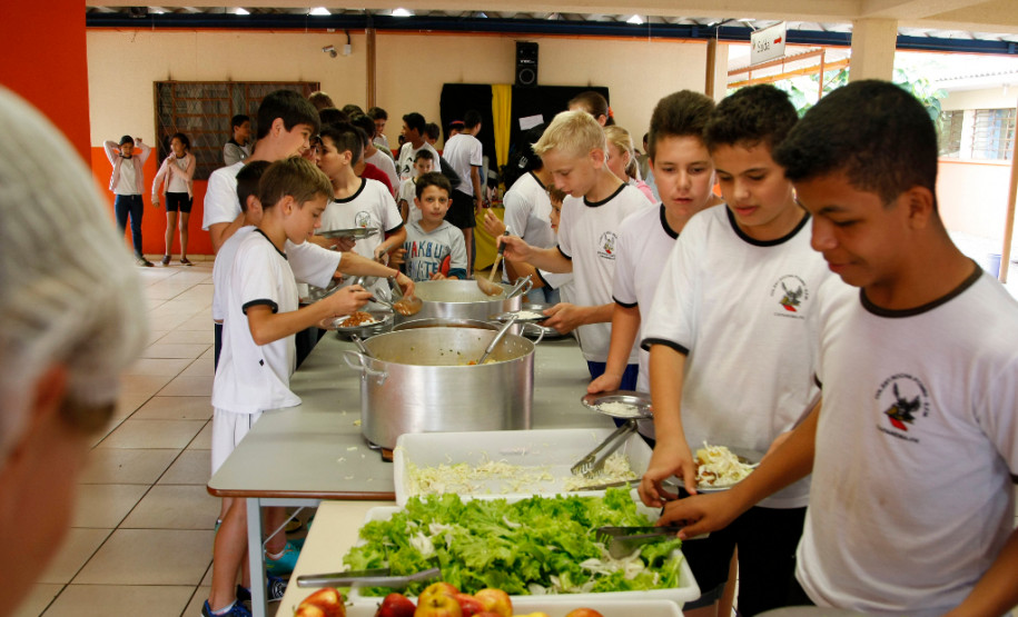 Junto com as 3,2 mil toneladas de alimentos, a equipe de nutricionistas da Secretaria da Educação encaminhará sugestões de cardápio. Colégio Estadual Rocha Pombo, em Capanema. 13-05-14.