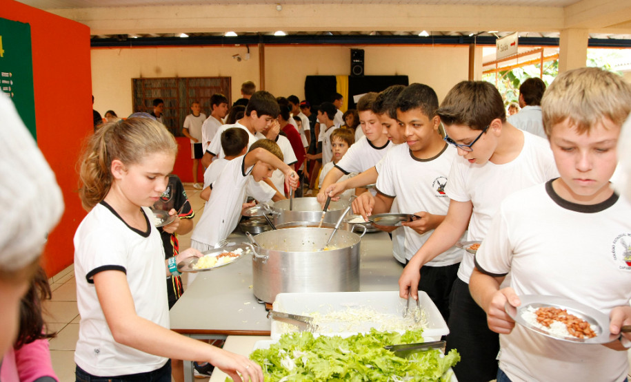 Junto com as 3,2 mil toneladas de alimentos, a equipe de nutricionistas da Secretaria da Educação encaminhará sugestões de cardápio. Colégio Estadual Rocha Pombo, em Capanema. 13-05-14.