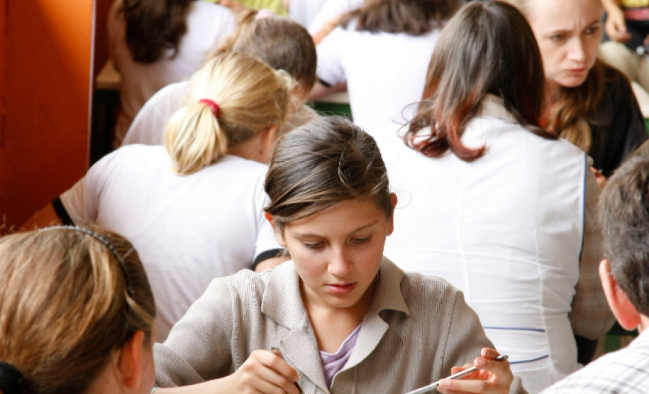 Junto com as 3,2 mil toneladas de alimentos, a equipe de nutricionistas da Secretaria da Educação encaminhará sugestões de cardápio. Colégio Estadual Rocha Pombo, em Capanema. 13-05-14.