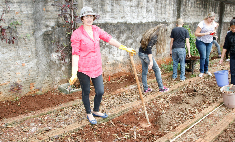 Os alunos do 9º ano do Colégio Estadual Rocha Pombo, em Capanema, no Sudoeste, agora têm uma nova atribuição na escola. Eles ficaram responsáveis pela horta da escola, de onde já foram colhidas verduras que enriqueceram a merenda escolar no almoço dos 192 estudantes que permanecem em tempo integral no colégio.13-05-14.