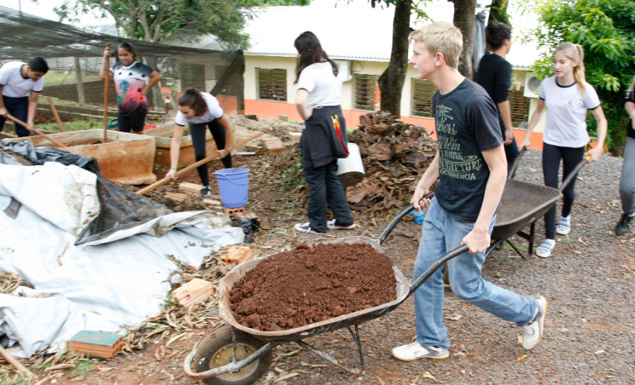 Os alunos do 9º ano do Colégio Estadual Rocha Pombo, em Capanema, no Sudoeste, agora têm uma nova atribuição na escola. Eles ficaram responsáveis pela horta da escola, de onde já foram colhidas verduras que enriqueceram a merenda escolar no almoço dos 192 estudantes que permanecem em tempo integral no colégio.13-05-14.