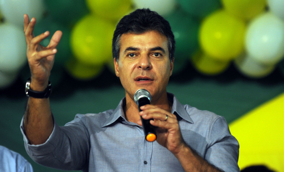 Governador Beto Richa, acompanhado pelo prefeito Alvaro Felipe Valério, deputados Valdir Rossoni, Ademar Traiano, Nereu Moura e demais autoridades, assina autorização de construção da Escola Estadual Terezinha R. da Rocha.
Clevelândia, 15/05/2014