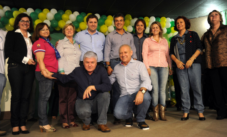 Governador Beto Richa, acompanhado pelo prefeito Alvaro Felipe Valério, deputados Valdir Rossoni, Ademar Traiano, Nereu Moura e demais autoridades, assina autorização de construção da Escola Estadual Terezinha R. da Rocha.
Clevelândia, 15/05/2014
